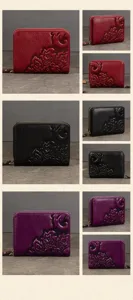 Vista detallada de cartera de mujer de cuero genuino grabado retro con diseño floral.
