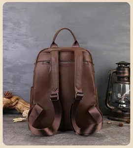 Vue détaillée du sac à dos en cuir marron véritable, avec bretelles réglables et poignée.