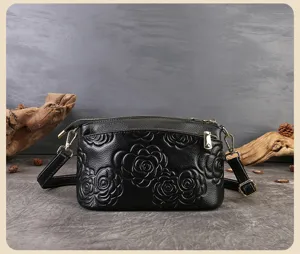 Borsa a tracolla in pelle nera con motivo floreale di camelia goffrata per donna moda quotidiana