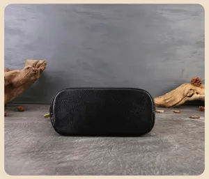 Borsa a tracolla da donna in vera pelle nera, vista di dettaglio, piccola borsa elegante e chic.