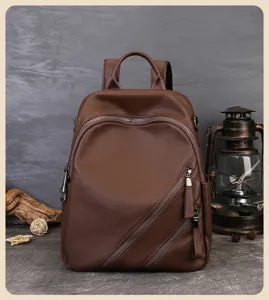 Vue de détail rapprochée du sac à dos pour femmes en cuir véritable brun foncé texturé.