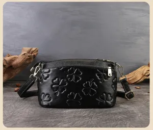 Borsa a tracolla nera in vera pelle con motivo a trifoglio goffrato da donna moda quotidiana.