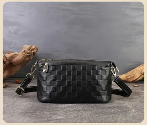 Borsa a tracolla nera in vera pelle, vista di dettaglio con motivo a quadri e chiusure lampo.