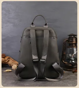Sac à dos en cuir véritable pour femmes, vue détaillée des bretelles et poche zippée.