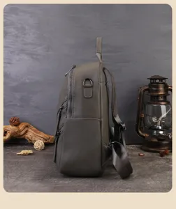Sac à dos en cuir véritable gris pour femme, sac de voyage élégant avec multiples poches.