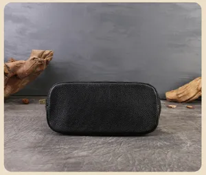 Vista dettagliata di una borsa da donna in vera pelle bovina nera con texture e cerniera.