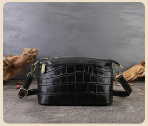 Borsa a tracolla nera in vera pelle bovina con motivo coccodrillo e design elegante.