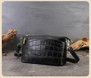 Borsa a tracolla classica in vera pelle bovina nera con stampa coccodrillo per donne eleganti.