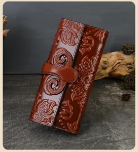 Vue détaillée du portefeuille long en cuir gaufré rétro avec texture florale et fermoir.