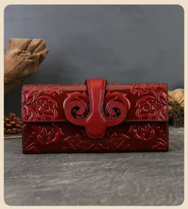 Vue détaillée du portefeuille long pour femme en cuir véritable avec motif floral et fermoir.