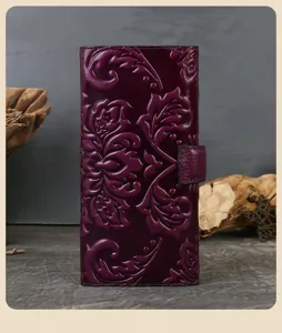 Portefeuille long vintage en cuir gaufré pour femme avec emplacements pour cartes multiples.
