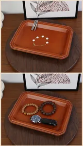 Vue de détail du plateau de rangement en cuir vintage avec belles coutures et finition en cuir.