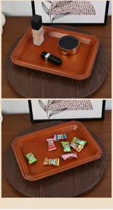 Gros plan détaillé du plateau de rangement en cuir rétro avec coutures fines et texture cirée.
