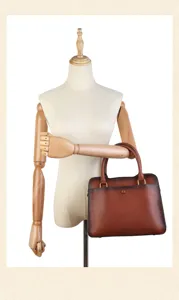 Sac à main classique en cuir marron pour femme, cabas spacieux avec poignées pour le bureau.