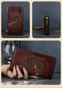 Primo piano dettagliato del portafoglio in pelle vintage con testa di cavallo in rilievo e zip.