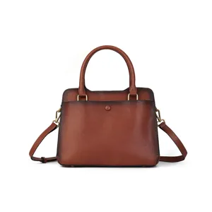 Sac à main classique en cuir marron pour femme, grand cabas et bandoulière élégante.