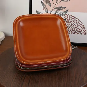 Plateau vide-poche en cuir vintage, ciseleur carre pour bijoux et petits accessoires.