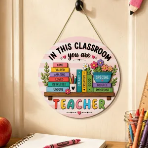 Detail van het houten welkomstbord voor het klaslokaal met kleurrijke boeken en citaten.