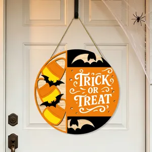 Detail des Halloween Holzanhängers mit Fledermaus Aussparung und Trick or Treat Wanddekoration.