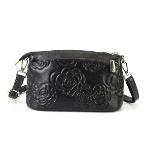 Borsa a tracolla in pelle nera da donna, elegante borsa con stampa floreale e dettagli dorati.