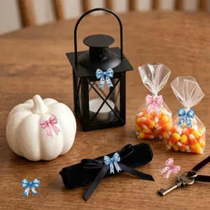 Dettaglio adesivi PVC con fiocco fantasma pipistrello di Halloween per decorare la festa.