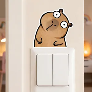Detailansicht von süßem Capybara Cartoon Wandaufkleber platziert über dem Lichtschalter.