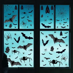 Detalle de pegatinas de ventana de Halloween con murciélagos y arañas espeluznantes.