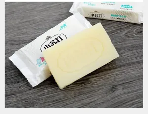 Detailansicht von Natron-Transparent-Waschseife mit geprägtem Stück und Verpackung.