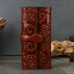 Portefeuille long vintage en cuir véritable pour femme avec fentes pour cartes et boucle élégante.