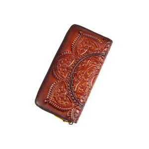 Elegante portafoglio lungo con zip in vera pelle goffrata dal design retrò.