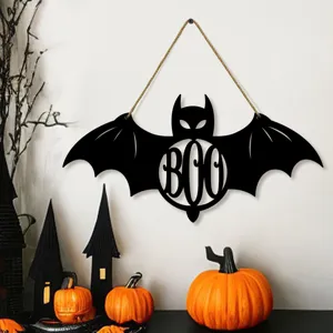 Cartello sospeso in legno pipistrello di Halloween con intaglio BOO per decorazione murale.