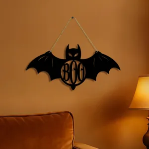 Cartello da appendere alla parete in legno di pipistrello di Halloween con intaglio BOO.