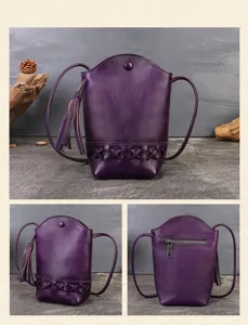 Détail du mini sac bandoulière rétro en cuir violet avec design de seau à franges tressées.