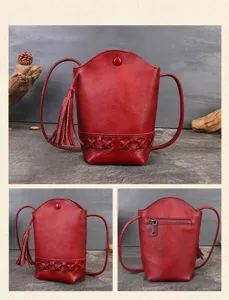 Sac bandoulière rétro en cuir rouge pour femme avec pompon et fond tissé élégant.