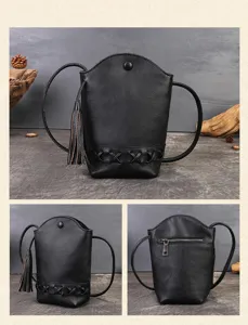 Détail de sac bandoulière en cuir noir, frange, texture de fond tissée, poche zippée au dos.