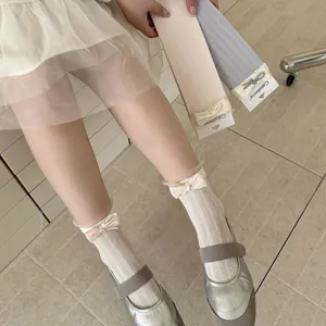 Primer plano de calcetines de mujer estilo coreano con lazo de encaje y volantes.