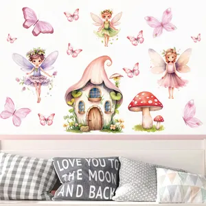 Scena dettagliata con adesivi murali ad acquerello con fate e funghi sopra un letto per bambini.