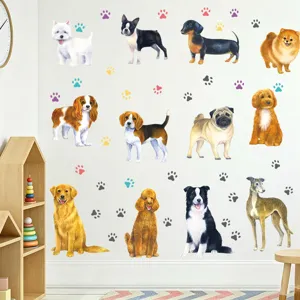 Detailopname van schattige cartoon honden muursticker met kleurrijke pootafdrukken in de kamer.