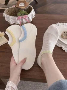 Comfortable breathable women's thin mesh low-cut boat socks with colorful trim for daily wear.
