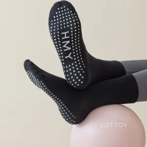 Black non-slip yoga socks with silicone grip dots, ideal for pilates, fitness and dance.