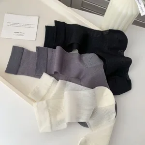 Feine transparente Rippstrümpfe im Detail, leichte atmungsaktive Sommersocken für Damen.