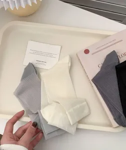 Sommer dünne Rippstrick Damensocken, atmungsaktive bequeme einfarbige Strümpfe.