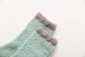 Nahaufnahme von flauschigen Korallenfleece Winter warme Schlaf Socken dicke Bündchen.