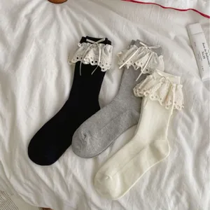 Chaussettes mi-hautes à volants en dentelle douce avec joli nœud, style mignon.