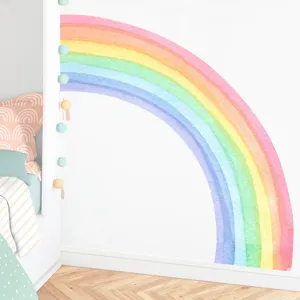 Dettaglio adesivo murale arcobaleno ad acquerello con arco colorato su parete della stanza.