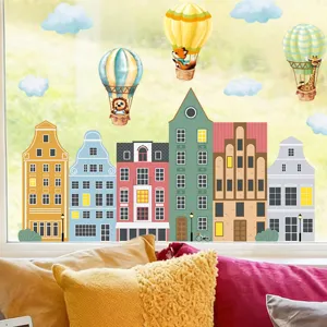Bunte europäische Häuser und Tier-Heißluftballon-Fensteraufkleber für Kinderzimmer.