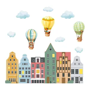 Bunter bohemischer Haus Wandaufkleber mit suessen Tieren und Ballon fuer das Kinderzimmer.
