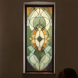 Vue détaillée du film pour fenêtre en verre teinté vert émeraude style Tiffany décoratif.