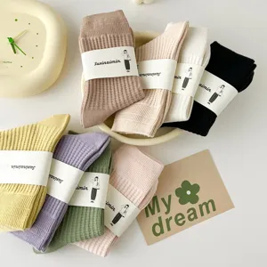 Detailansicht von bunten Waffelstrick Socken im Set in verschiedenen Pastelltönen.