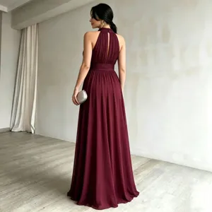 Vista detallada del elegante vestido de noche burdeos sin mangas, diseño trasero y dobladillo.